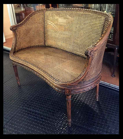 I.371 CANAPÉ DE CANÉ Y MADERA TALLADA