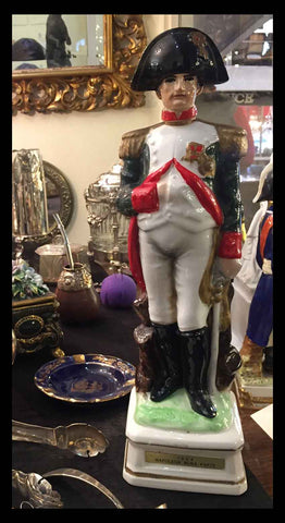 II.645 LICORERA DE PORCELANA DE NAPOLEÓN CON CAJITA MUSICAL