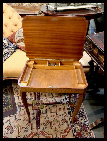 I.1064 COSTURERO CON MARQUETERÍA