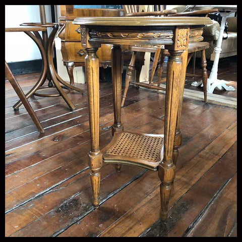 I.1055 MESITA LATERAL CON MARQUETERÍA Y JUNCO