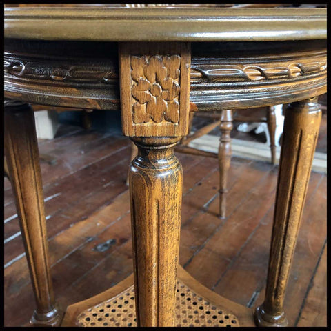 I.1055 MESITA LATERAL CON MARQUETERÍA Y JUNCO