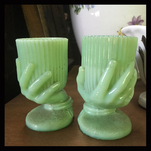 II.952 PAR DE HUEVERAS DE OPALINA