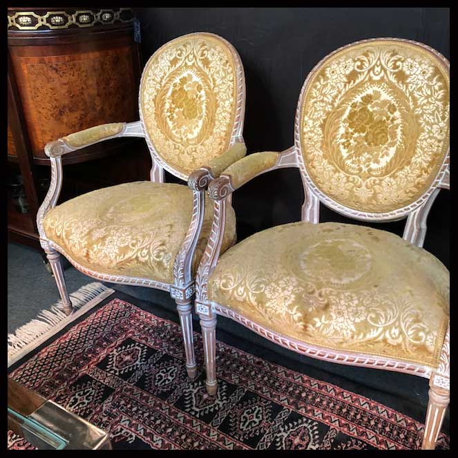 I.1073 PAR DE SITIALES TALLADOS