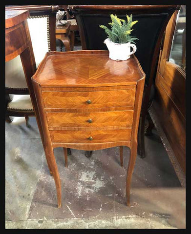 I.1694 PAR DE VELADORES DE TRES CAJONES FRANCESES