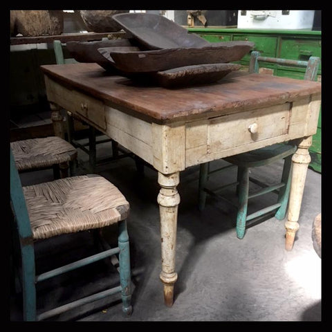 I.589 MESA CHILENA CON CAJONES Y PÁTINA BLANCA