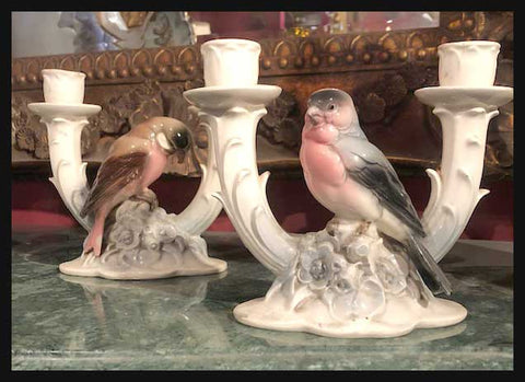 II.2228 PAR DE CANDELABROS CON PÁJAROS