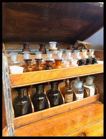 II.1611 CAJA DE BOTICA