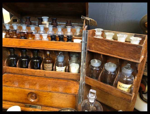 II.1611 CAJA DE BOTICA