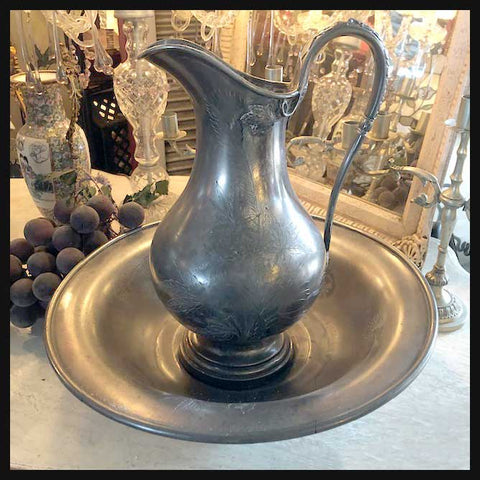 II.2230 LAVAZA Y JARRO DE ESTAÑO