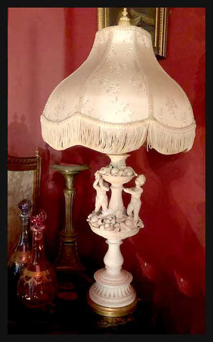 II.2227 LÁMPARA DE PORCELANA Y PANTALLA DE SEDA