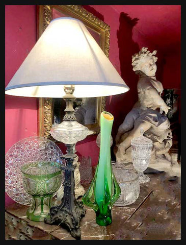 II.2225 LÁMPARA DE BRONCE Y PANTALLA DE TELA