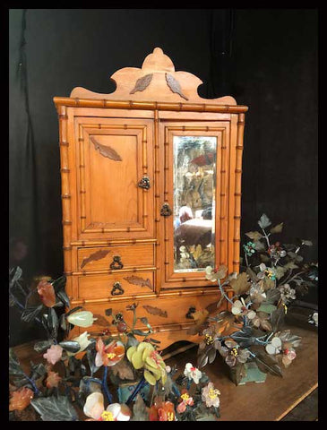 II.1632 MINIATURA DE ROPERO DE BAMBÚ