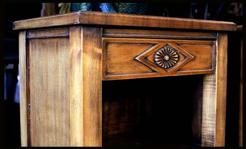 I.136 PAR DE VELADORES DE MADERA