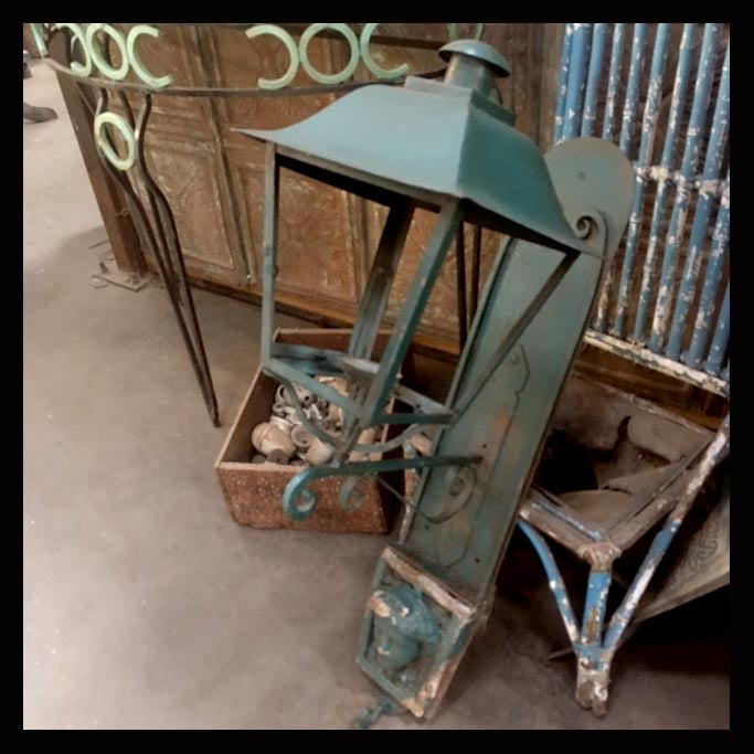 II.957 FAROL DE MURO DE FIERRO Y YESO