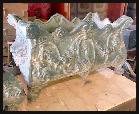 II.2218 PAR DE JARDINERAS