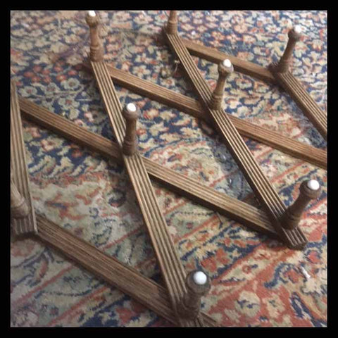 II.958 PERCHERO DE MURO DE MADERA Y LOZA