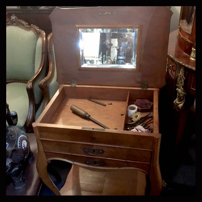 I.601 COSTURERO ANTIGUO