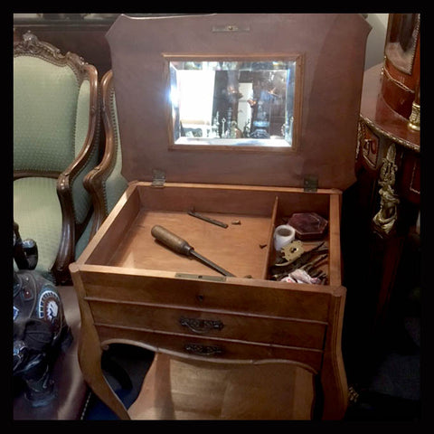 I.601 COSTURERO ANTIGUO