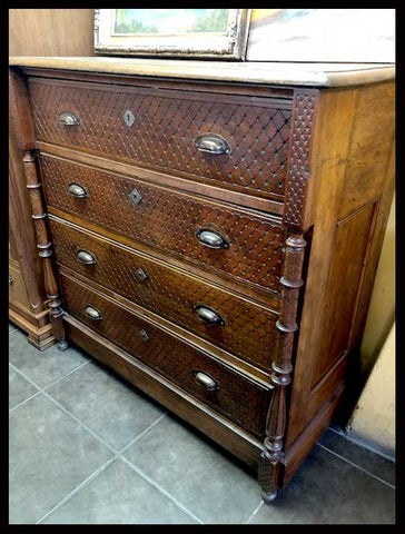 I.1074 CÓMODA OSCURA CON TALLADOS