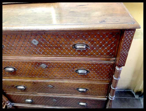 I.1074 CÓMODA OSCURA CON TALLADOS