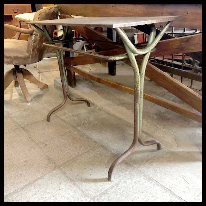 I.1080 PAR DE MESAS LATERALES DE FIERRO