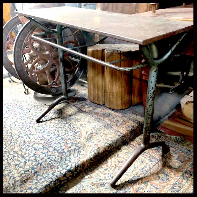 I.1080 PAR DE MESAS LATERALES DE FIERRO