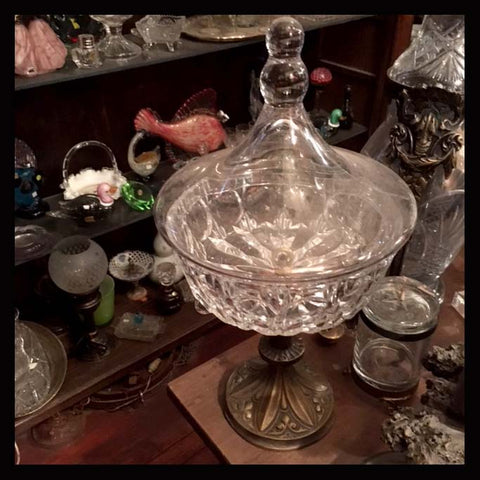 II.976 CENTRO DE MESA CON TAPA DE VIDRIO Y BASE DE BRONCE