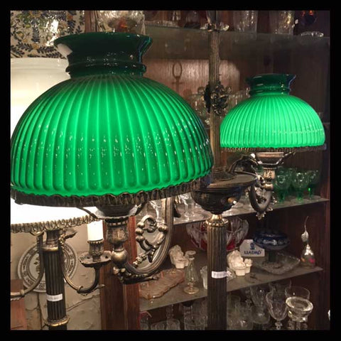 II.978 LÁMPARA DE PIE CON DOBLE PANTALLA DE OPALINA  VERDE