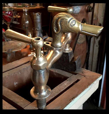 II.675 LLAVE DE TINA DE BRONCE DE PERRO