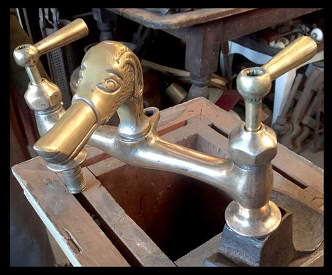 II.675 LLAVE DE TINA DE BRONCE DE PERRO