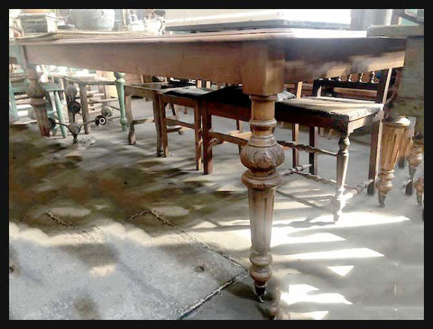 I.1706 MESA DE COMEDOR DE LINGUE PATAS TALLADAS