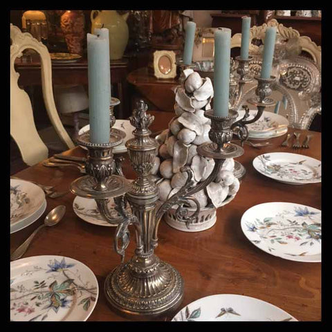 II.985 CANDELABROS DE BRONCE PLATEADO