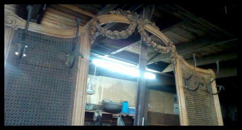 I.412 PERCHERO DE MURO DE MADERA Y JUNCO