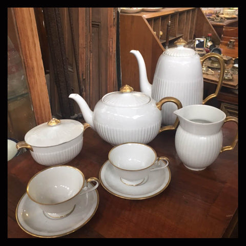 II.990 JUEGO DE TÉ DE PORCELANA ALEMANA