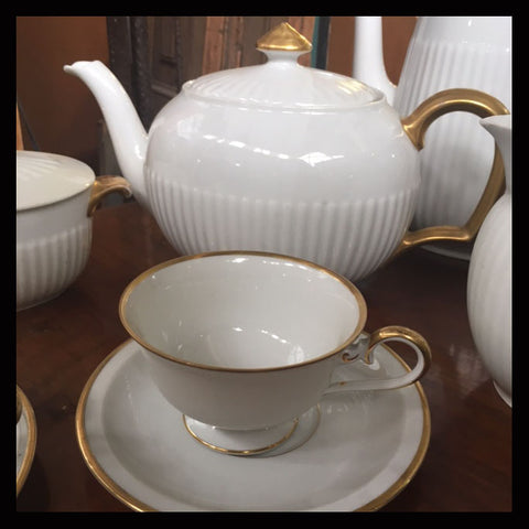 II.990 JUEGO DE TÉ DE PORCELANA ALEMANA