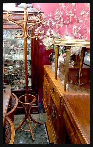 II.2251 PERCHERO DE HAYA