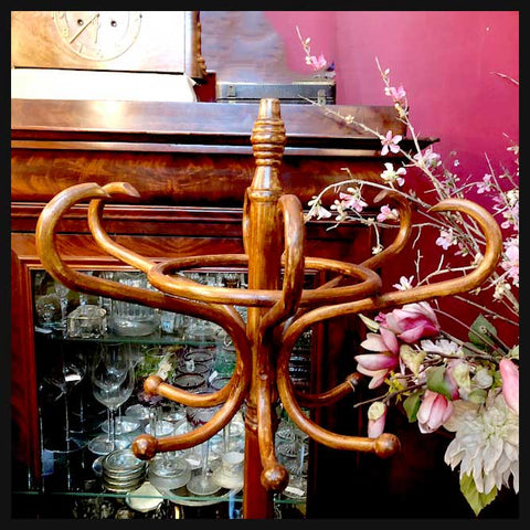 II.2251 PERCHERO DE HAYA