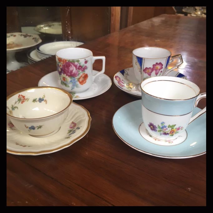 II.993 TAZAS DE COLECCIÓN