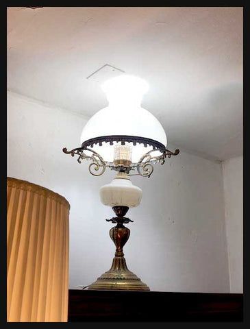 II.2238 LÁMPARA DE MESA DE OPALINA Y BRONCE