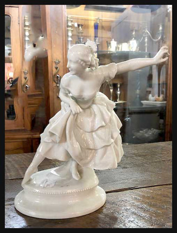 II.2240 FIGURA DE BAILARINA DE PORCELANA