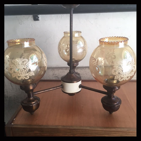 II.995 LÁMPARAS DE TRES BRAZOS DE VIDRIO GRABADO