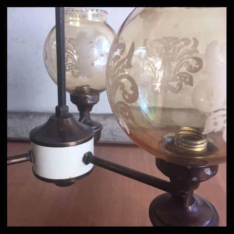 II.995 LÁMPARAS DE TRES BRAZOS DE VIDRIO GRABADO