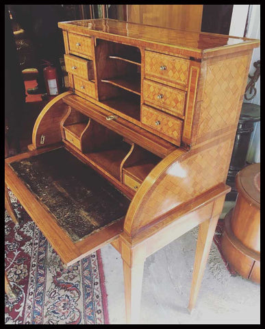 I.1093 PEQUEÑO SECRETAIRE CON MARQUETERÍA