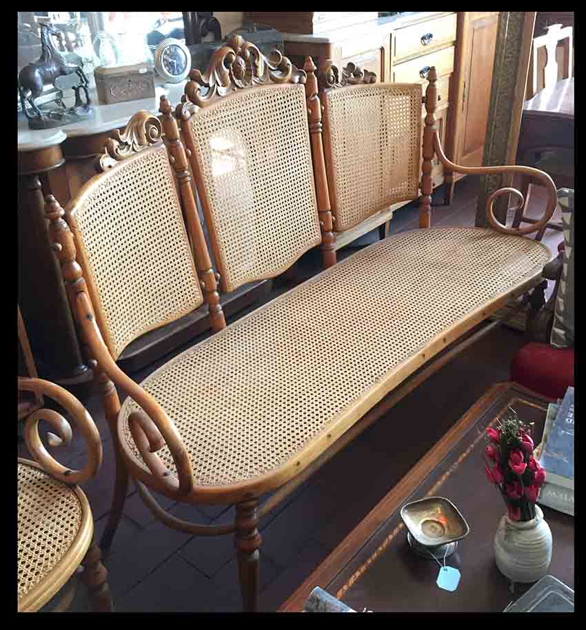 I.24 JUEGO SOFÁ Y DOS SITIALES MADERA Y JUNCO