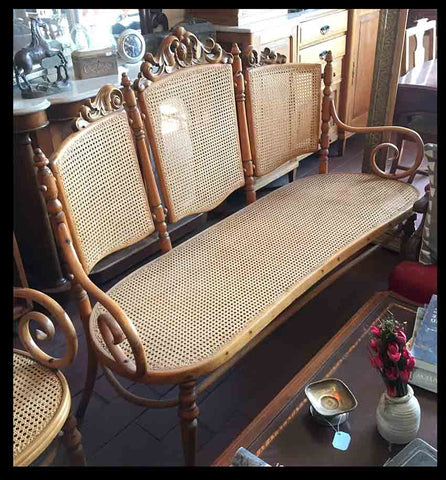 I.24 JUEGO SOFÁ Y DOS SITIALES MADERA Y JUNCO