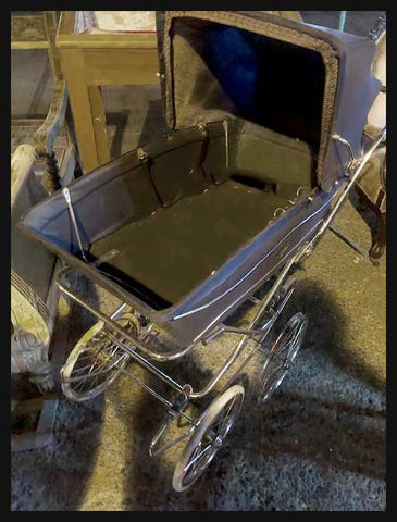 II.2243 COCHE ANTIGUO DE BEBÉ