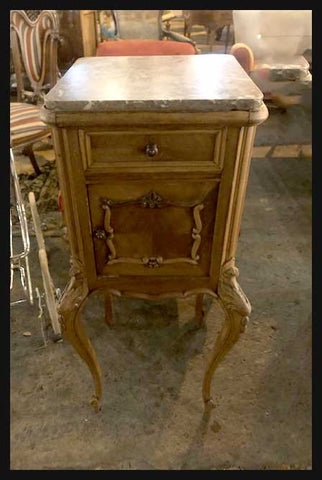 I.1720 PAR DE VELADORES CUBIERTA DE MÁRMOL