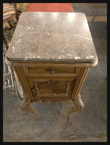 I.1720 PAR DE VELADORES CUBIERTA DE MÁRMOL