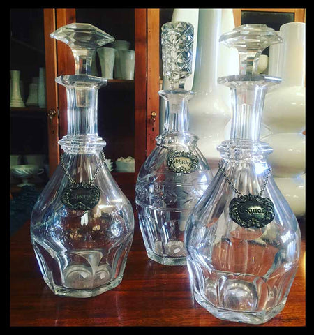 II.667 BOTELLAS LICORERAS DE CRISTAL