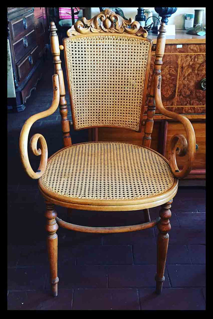 I.24 JUEGO SOFÁ Y DOS SITIALES MADERA Y JUNCO